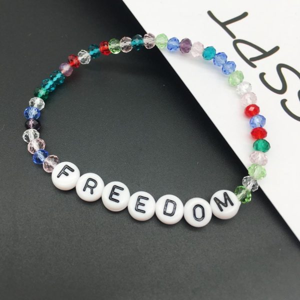 Bracelet message avec perles multicolore "FREEDOM"