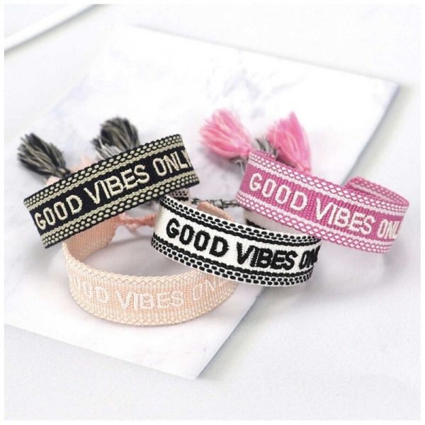 Bracelet message tressé avec pompons "good vibes only"