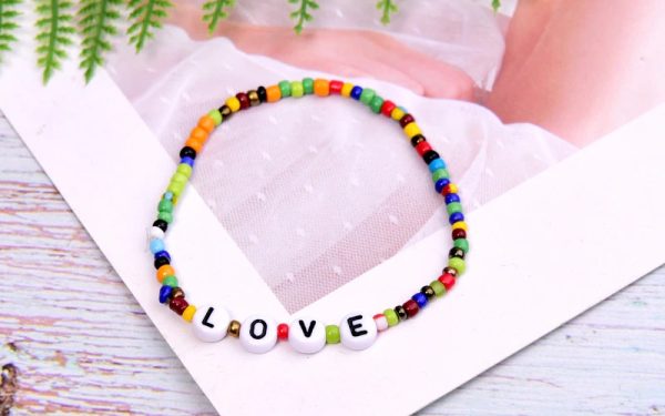 Bracelet message élastique avec perles multicolore "LOVE" et cœur