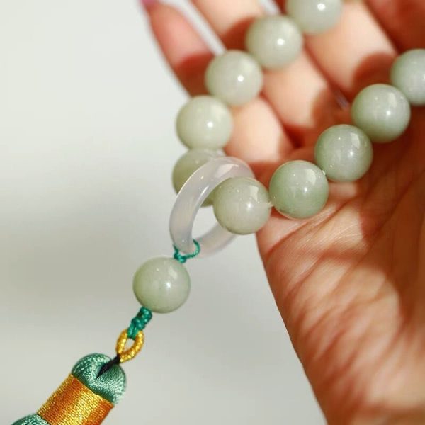 Bracelet tibétain en perles de jade avec pompon vert