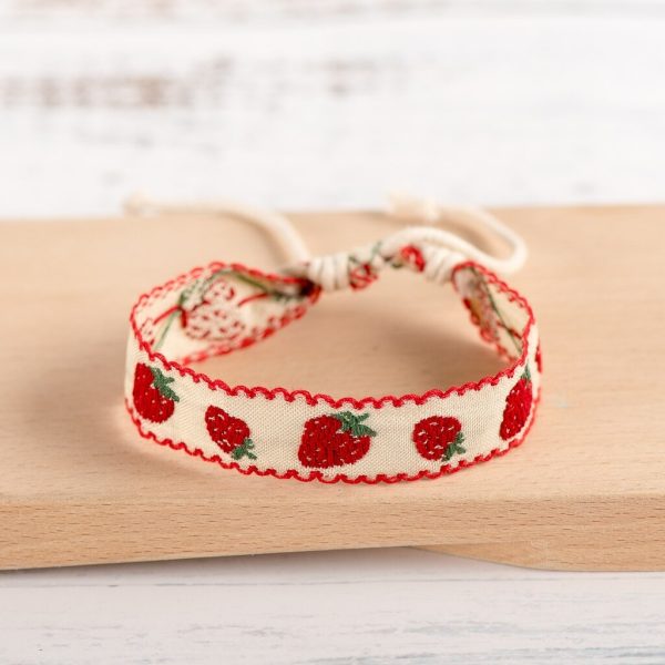 Bracelet macramé tissé en coton avec un motif fraise
