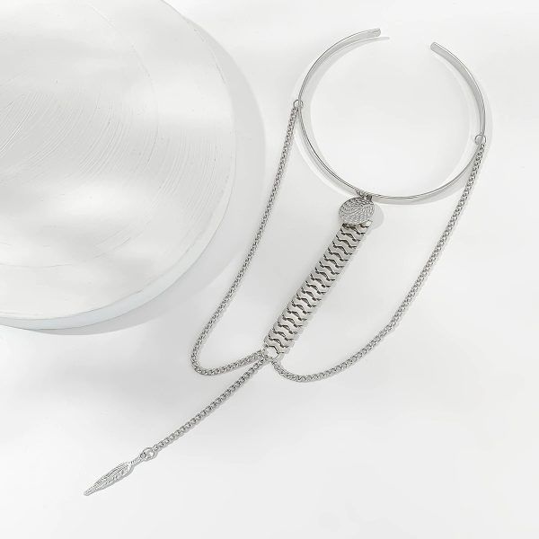 Bracelet bras avec pendentif, plume et chaîne plate