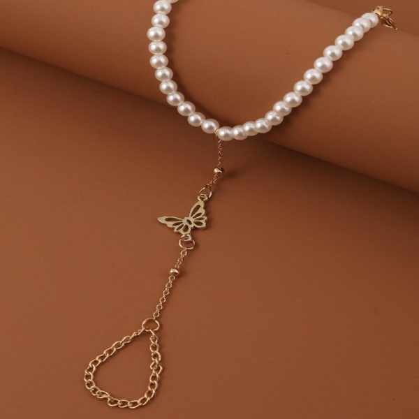 Bracelet bague avec chaîne en perle et breloque papillon
