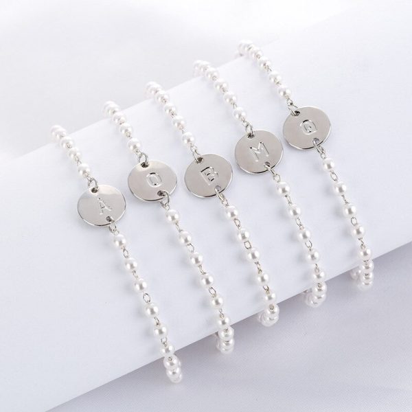 Bracelet initiale avec perles et pendentif rond