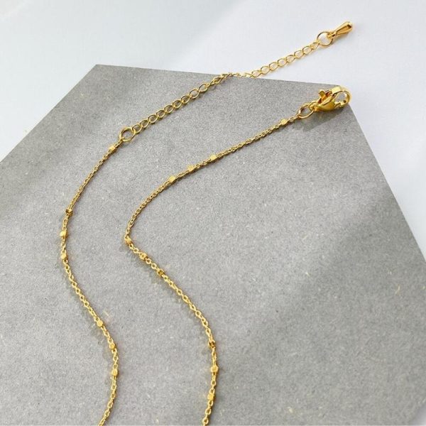 Bracelet bague en chaînes perlés de couleur doré