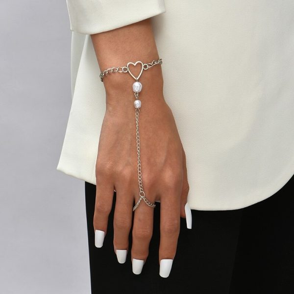 Bracelet bague argenté orné de deux perles blanches