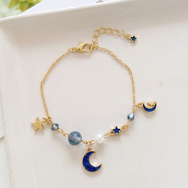 Bracelet breloque chaîne dorée et pendentifs lune et étoile
