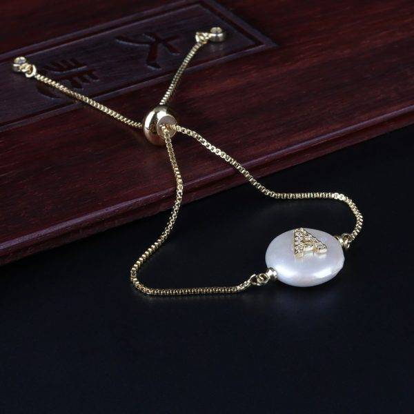 Bracelet initiale perle d'eau douce et lettre en strass