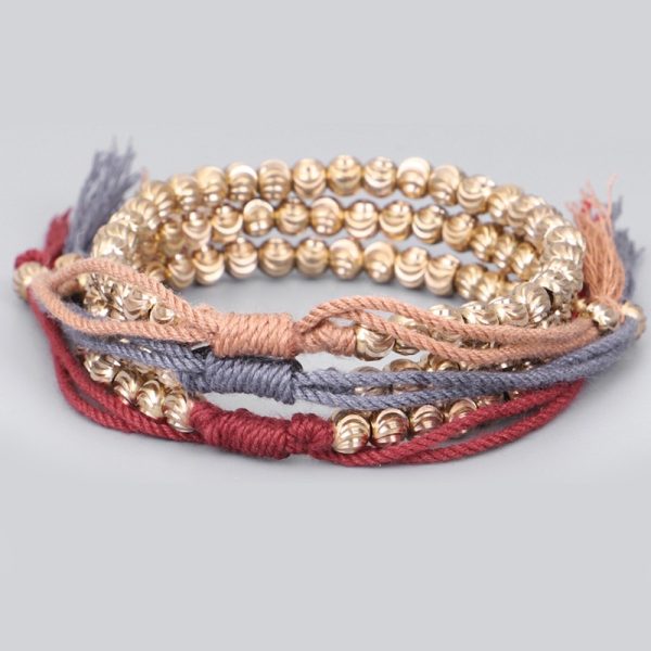 Bracelet bouddhiste tibétain en fil de coton tressé et perles de laiton