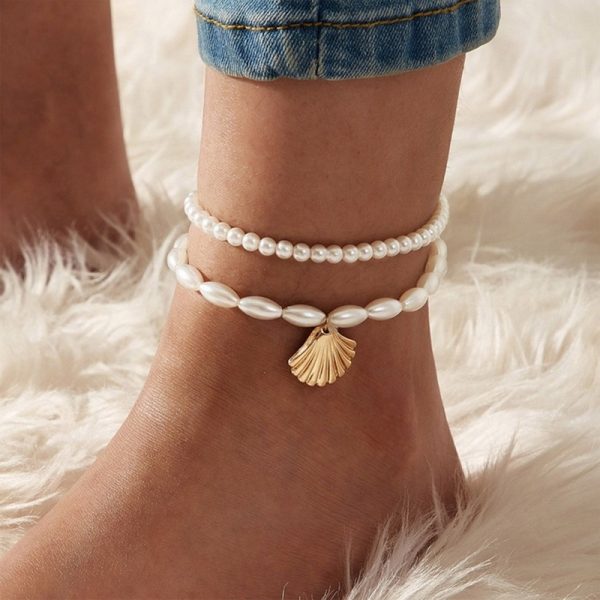 Bracelet de cheville perles blanches et coquillage doré