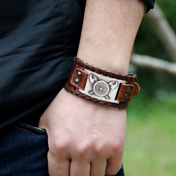Bracelet viking en cuir tressé et croix en métal