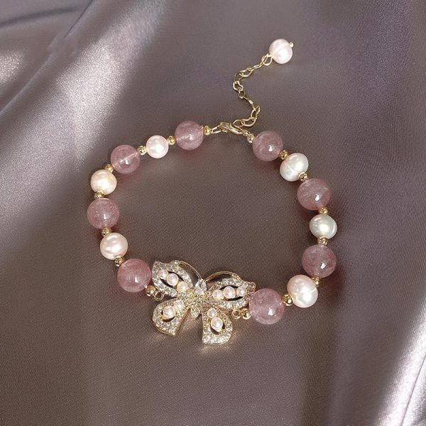 Bracelet quartz rose, perles d'eau douce et papillon étincelant