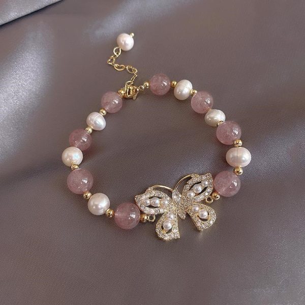 Bracelet quartz rose, perles d'eau douce et papillon étincelant