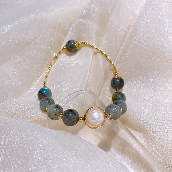 Bracelet pierre de lune et perles d'eau douce sur chaîne dorée