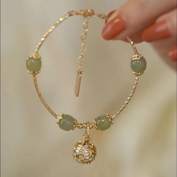 Bracelet breloque doré pierres vertes