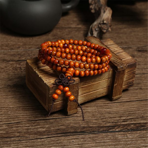 bracelet bouddhiste en bois naturel de santal orange à enrouler autour du poignet.