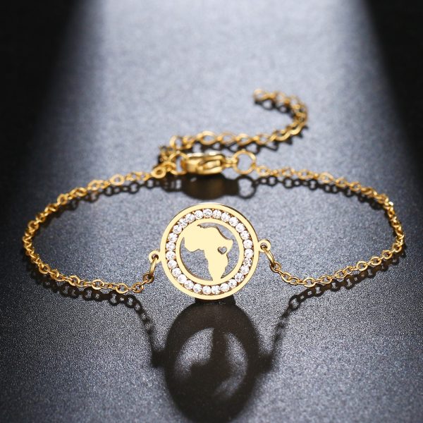 Bracelet doré avec la carte de l'afrique sur un fond noir.