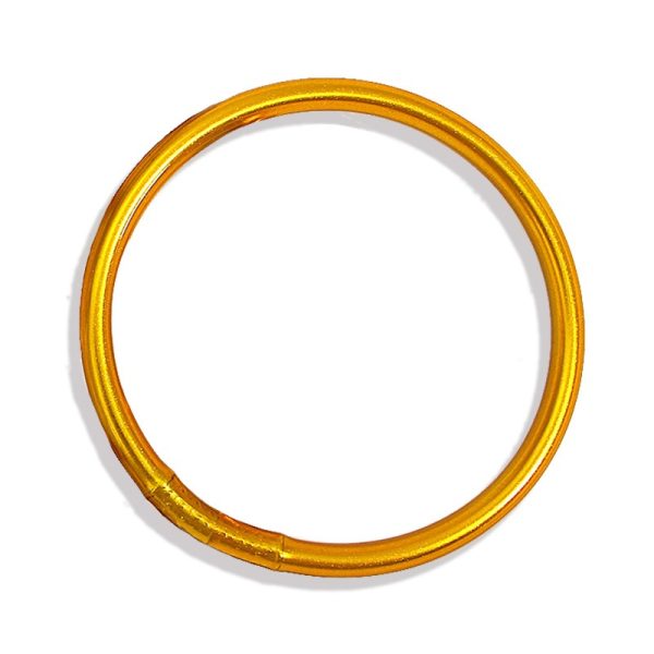 Bracelet bouddhiste, tube en silicone en forme de jonc doré.