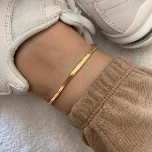 Bracelet de cheville fine chaîne dorée minimaliste