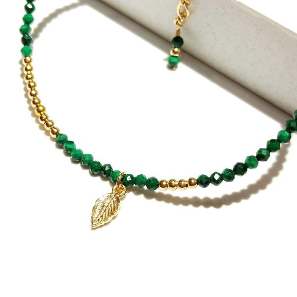 Bracelet malachite verte chaîne dorée et pendentif feuille