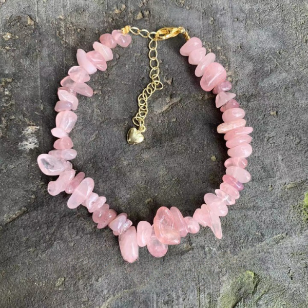 Bracelet quartz rose composé de petites pierres irrégulières