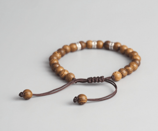 découvrez notre bracelet bouddhiste tressé main, un accessoire artisanal alliant élégance et spiritualité pour un style unique et authentique.