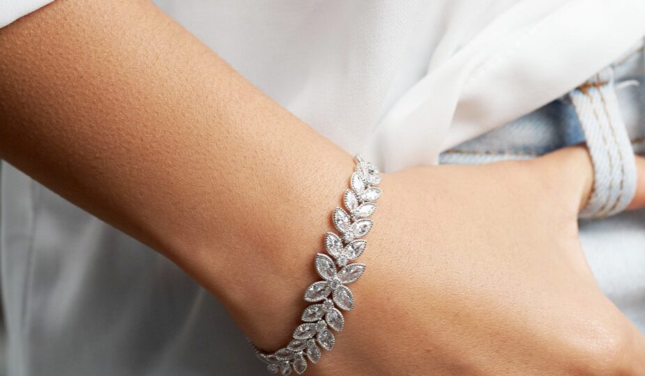 découvrez notre bracelet lune en argent, un bijou élégant et délicat parfait pour ajouter une touche mystique à votre style.