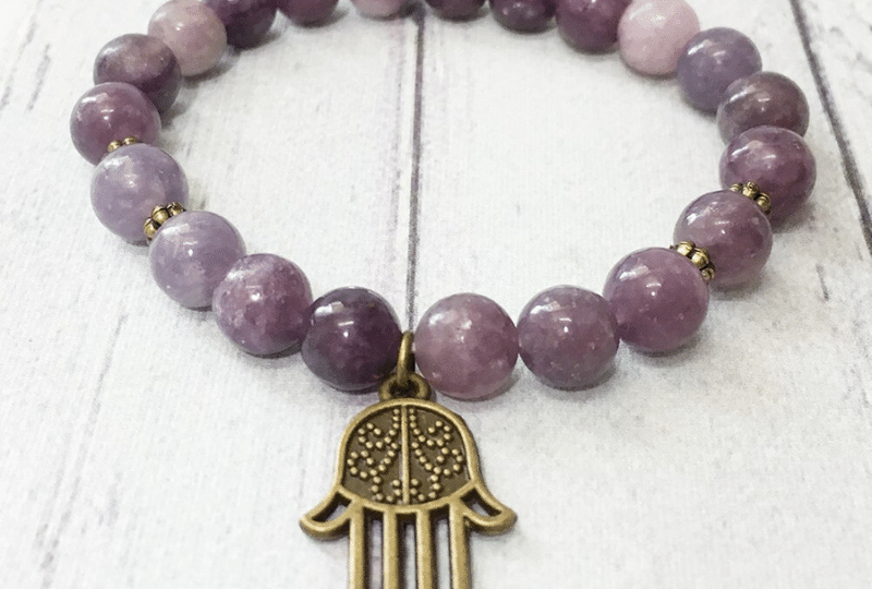 découvrez notre bracelet main de fatma, un bijou symbolique porte-bonheur alliant élégance et protection. parfait pour sublimer votre style au quotidien.