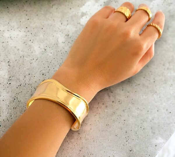 découvrez notre bracelet attrape-rêve, un bijou élégant alliant symbolisme et protection pour capturer vos rêves les plus doux. parfait pour un cadeau ou pour se faire plaisir.
